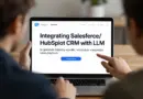 ผสาน CRM Salesforce/HubSpot กับ LLM เพื่อสร้าง Playbook การขายรายอุตสาหกรรมที่ใช้งานได้จริงและวัดผลได้